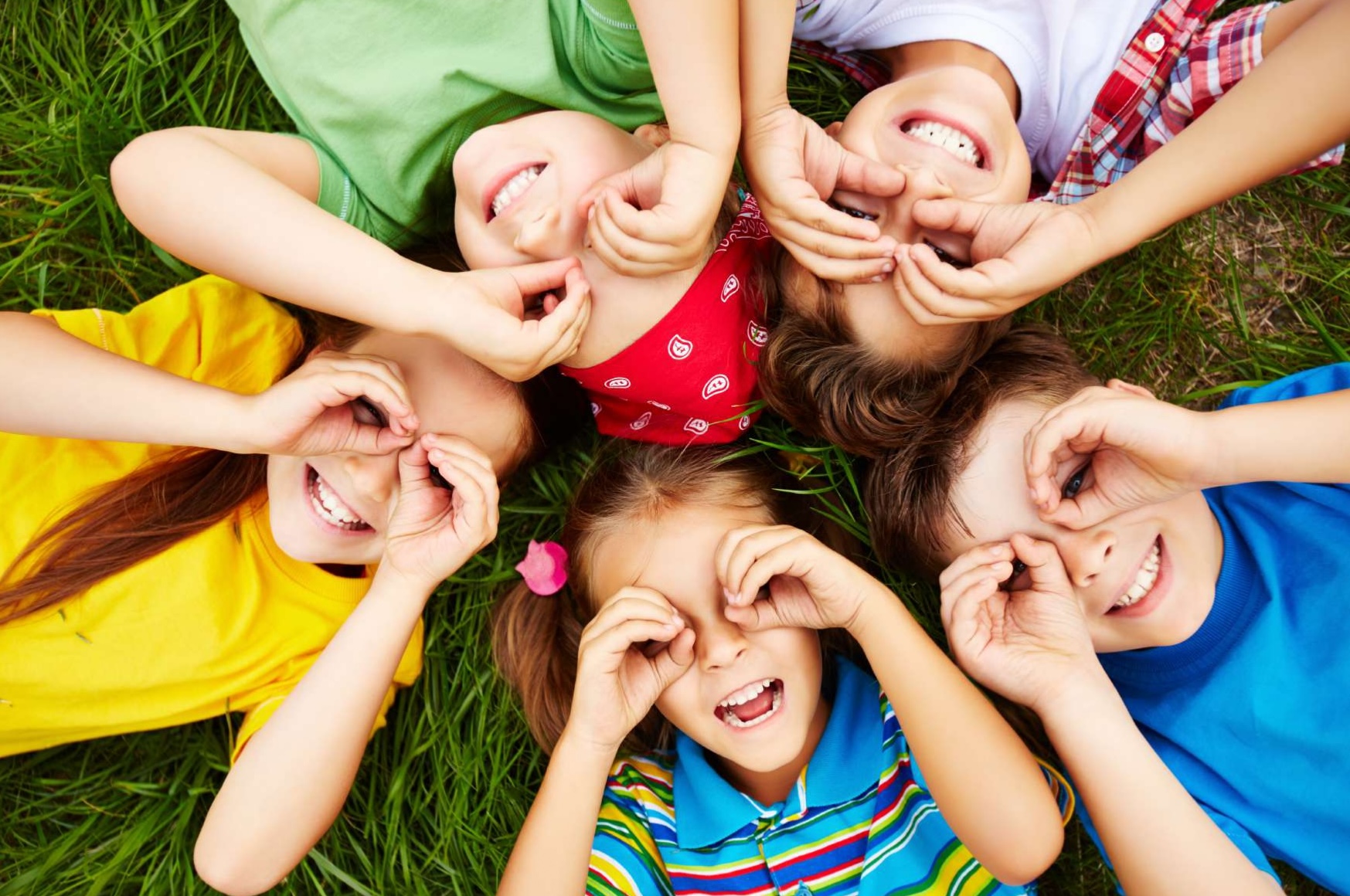 Enfants qui jouent dans l'herbe